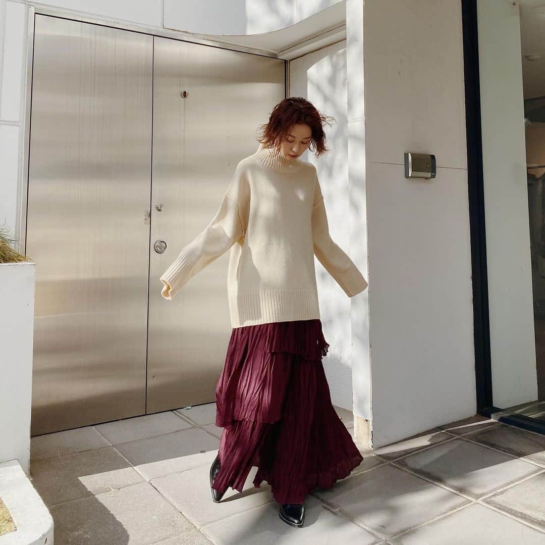 Eri Koyamaのインスタグラム：「. 風があって尚引き立つ良さ🍃 動きがあって雰囲気出るんだ◎ . . 明日発売✔️ . @ungrid_official @ungrid_staffsnap @eri_koyama_ #153cmコーデ」