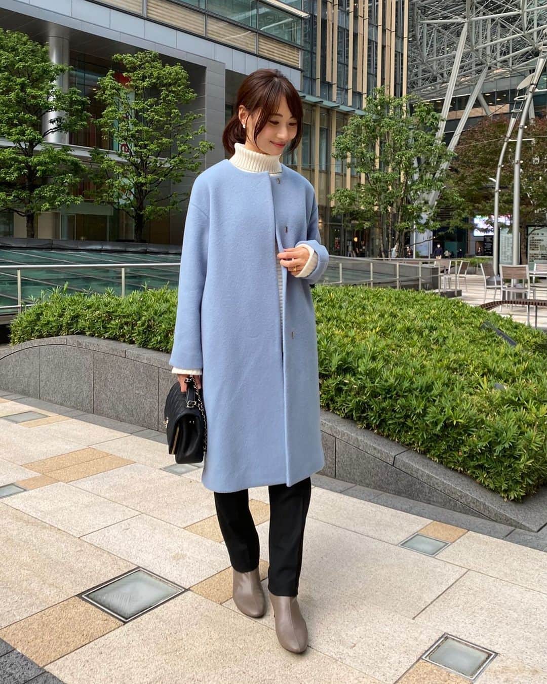 吉田早織のインスタグラム：「・﻿ 寒くなったのでコートデビュー❄️﻿ ﻿ ﻿ ﻿ @tonal_official の #ダブルビーバークルーコート ﻿ アイスブルーの色がとってもキレイ✨﻿ ﻿ ﻿ ﻿ 身長が高くないので、長すぎない丈感も気に入っています🙆‍♀️﻿ ﻿ ﻿ ﻿ ﻿ ﻿ ﻿ ﻿ ﻿ ﻿ ﻿ ﻿ #トナール #tonal #コート #アイスブルー #ノーカラーコート  #ママコーデ #女の子ママ #ブルベ夏 #ブルベ　#骨格ウェーブ」