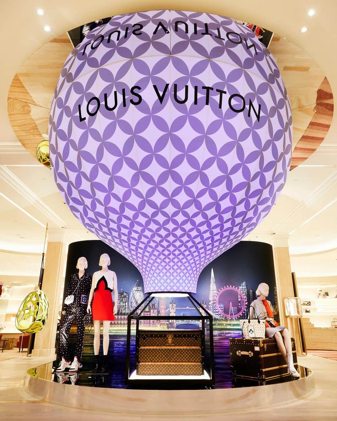 のインスタグラム：「Step inside the #LouisVuitton boutique at Harrods – a vast new space, filled to the skies with the iconic Parisian maison's must-haves. Think signature luggage – the spirit of @LouisVuitton – alongside cult-status bags, haute fragrance, ready-to-wear collections, fine watches and fine jewellery. Now more than ever before, you can consider Harrods your Louis Vuitton home away from home.   Just look for the hot-air balloon in Luxury Accessories on the Ground Floor.   #Harrods #HarrodsFashion #HarrodsAccessories   Can’t make it to the store? You can still shop remotely through our Personal Shopping service and online at harrods.com.」