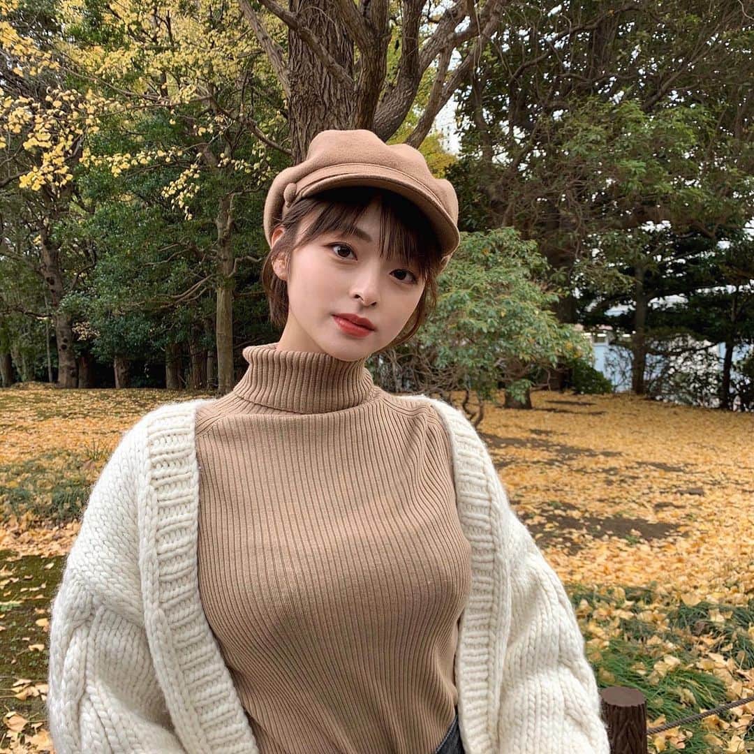 かおりのインスタグラム：「・ ・  もこもこアウター☁️ 秋、あっという間だったな〜  #もこもこアウター #タートルネック」