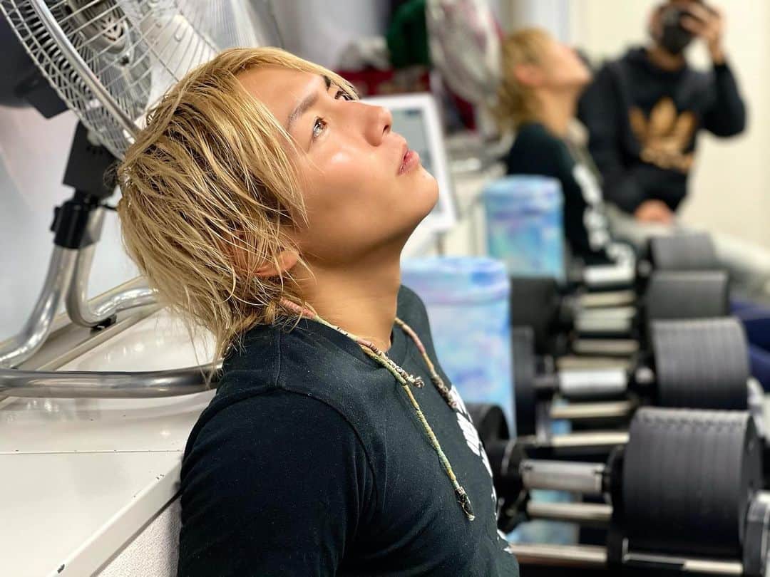 ジョーブログのインスタグラム：「3ヶ月の筋トレ生活もクライマックスで飯抜き水抜きして憂鬱な顔でジムの天井を眺めてる。かなり頬がこけてきた 空腹の先を超えて、からだん中が空っぽなって心が静かや。たまにはこういうのもええもんや。 飲みも飯も食えへんかったら最近、マジで早寝で、昨日は20時に寝たわ！ 23時に起きたけど笑笑 そこから朝5時までなんやかんや仕事とかしまくってたけどこれがめちゃくちゃはかどる。  断食したらゆっくりと時間が流れるし、めちゃくちゃ色んな考え事できるからなかなかええぞ👍  何が言いたいかと言うと、クライマックス応援よろしく。 やると決めたことはとことんやる。 何事にも全力。それが俺のモットー！  #レディゴー」