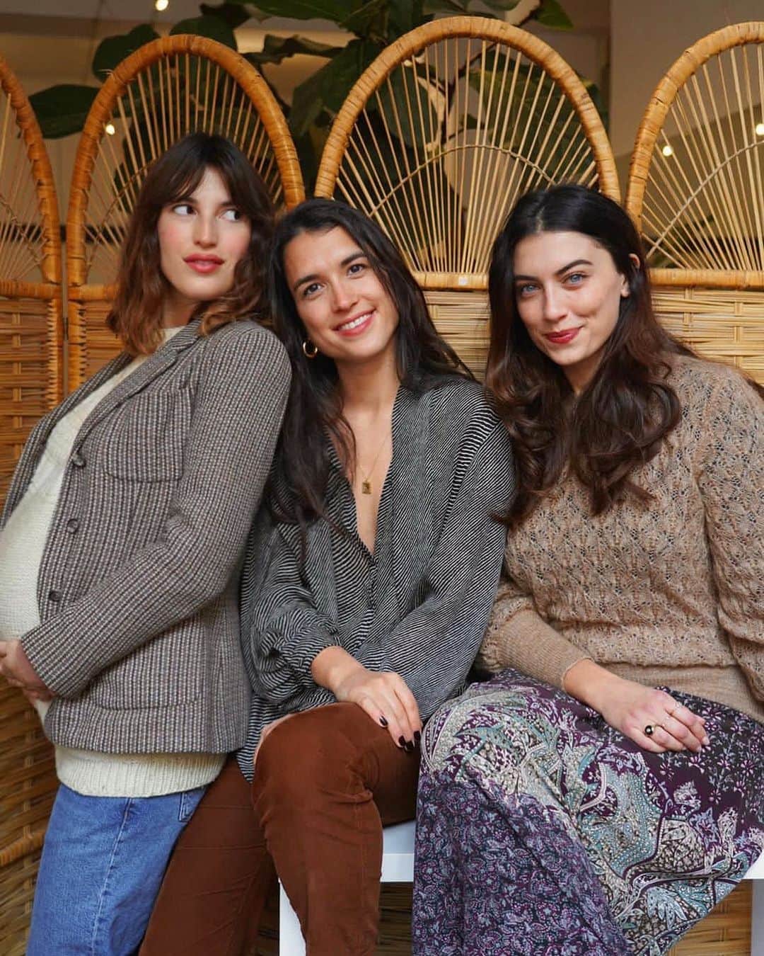Jeanneのインスタグラム：「Merci @palomcoco de nous avoir réunies et fait l’honneur, ma sœur et moi, de soutenir ton association. @mamcollectesolidaire se mobilise en faveur des mamans et enfants en difficulté. Nous vous attendons le 12 décembre, chez @merciparis, pour collecter vos jouets neufs ou de seconde main, qui iront à l’association @instacekedubonheur et au @secourspop. Cela permettra d’apporter un peu de lumière aux enfants en cette période spéciale ✨💖  📷 @ninakoltchitskaia」