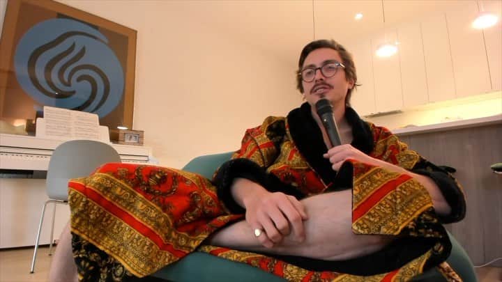 ジム・アドキンスのインスタグラム：「@marcrebillet zoom-cruises over to get into his process and the state of music. All from the view of his throne, the undisputed musical master of improv party shredding.」