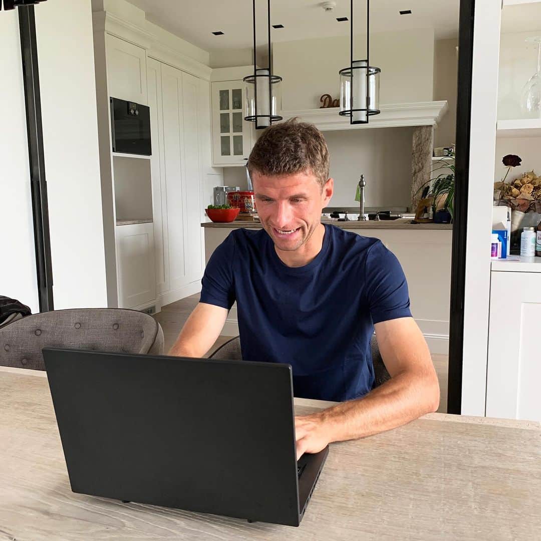 トーマス・ミュラーのインスタグラム：「Zack, Newsletter ist fertig 💻📖 Gibt wie immer einiges zu berichten, geht ja gerade Schlag auf Schlag beim FC Bayern. Wer Lust auf meinen persönlichen Newsletter hat, gerne kostenlos anmelden. Den Link findet ihr in der Bio 👆 #büroarbeitmussauchmalsein #ihrseidbestimmtneugierig #einstimmungaufsamstag #vielspaßdamit」