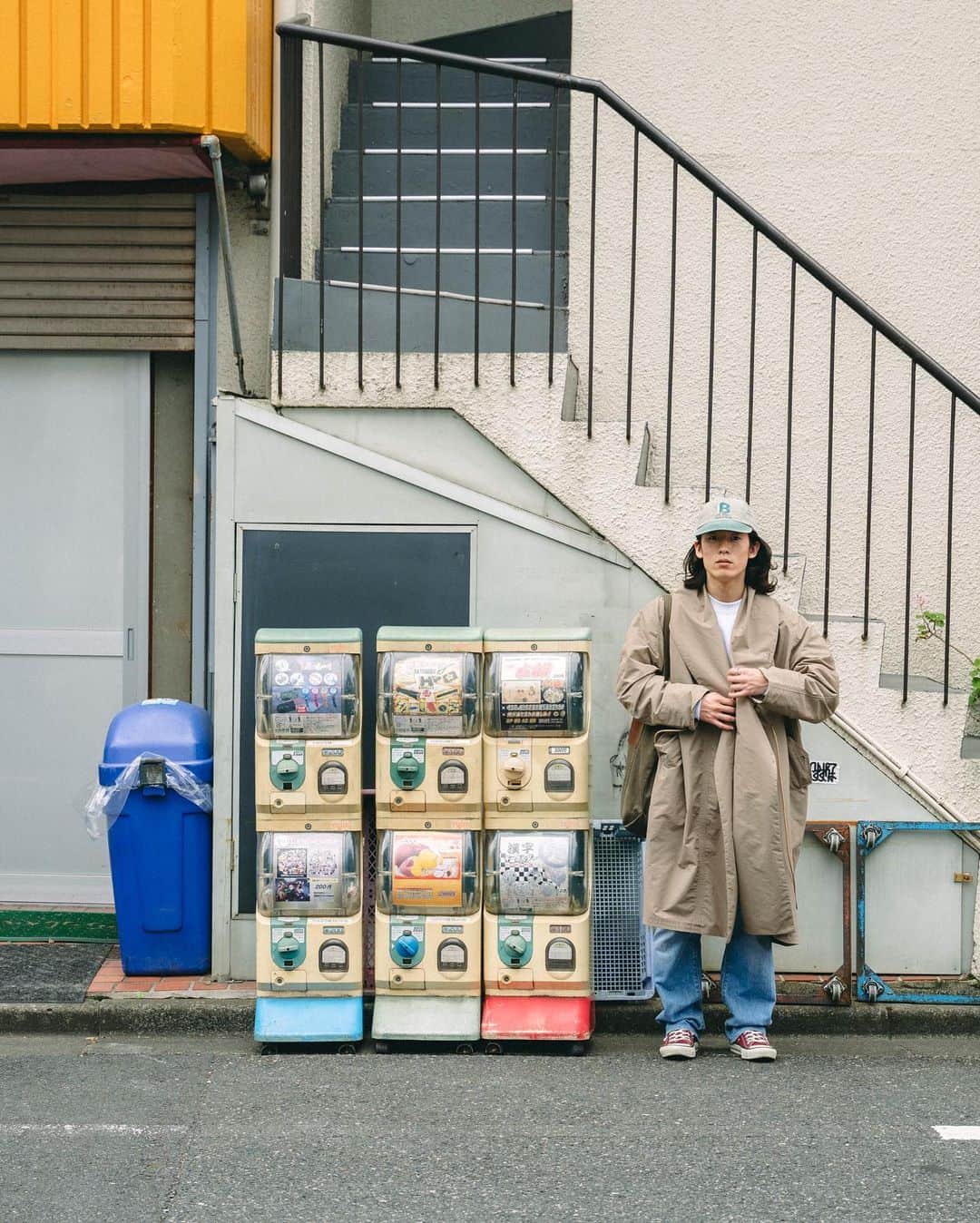yukiのインスタグラム：「春コートをギリギリ駆け込み羽織る キャップは古着のよくわからんロゴのものに限る、なんてことはない 肩にかけたトートはいつか買ったか定かじゃないmanufactured by sailor'sのもの 数年の時を経て活躍し始める」