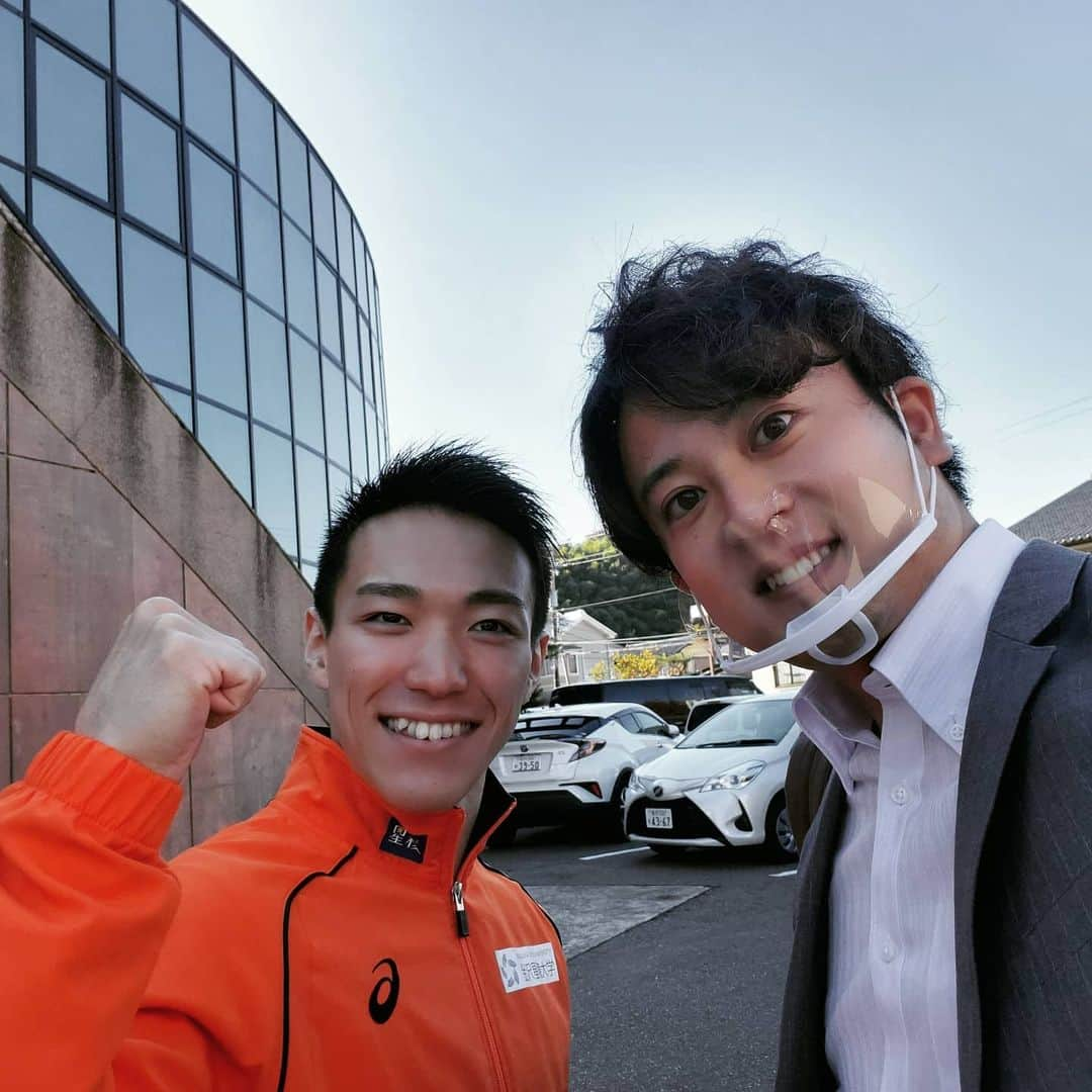 飯田嘉太のインスタグラム：「✴ 今日のイイダスポーツはトランポリン界の新星🌟 星稜クラブの上野隼輔選手でした☺️ ・ ・ 津幡町出身で高校③年ではインターハイ優勝🏆 去年、年代別の世界大会で金メダル🏅 ・ ・ 今まで獲得した数々のトロフィーやメダルなどは おばあちゃん家に綺麗に飾られています😆 ・ ・ 全日本選手権は残念な結果でしたが 今月のジャパンオープンでの頑張りに期待👍 ・ ・ そしてパリオリンピックに向け更なる高みへ🙌  #石川テレビ #石川さん #livenews #イット #イイダスポーツ #トランポリン #trampoline #新星 #金沢星稜大学 #星稜クラブ #上野隼輔 選手 #津幡町 出身 #パリオリンピック #Olympic #トランポリン王国石川 #アナウンサー #飯田嘉太」