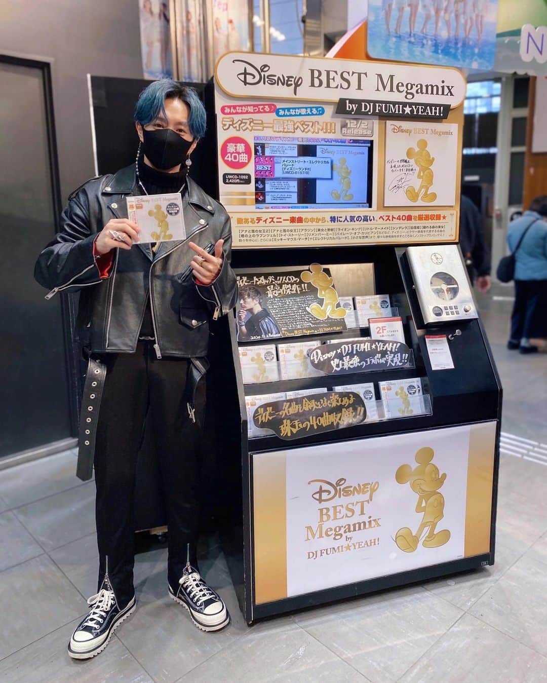 DJ FUMIのインスタグラム：「すっごい褒めてくれるやん👶 渋谷TSUTAYA様🙏🙏🙏 照れるやん」