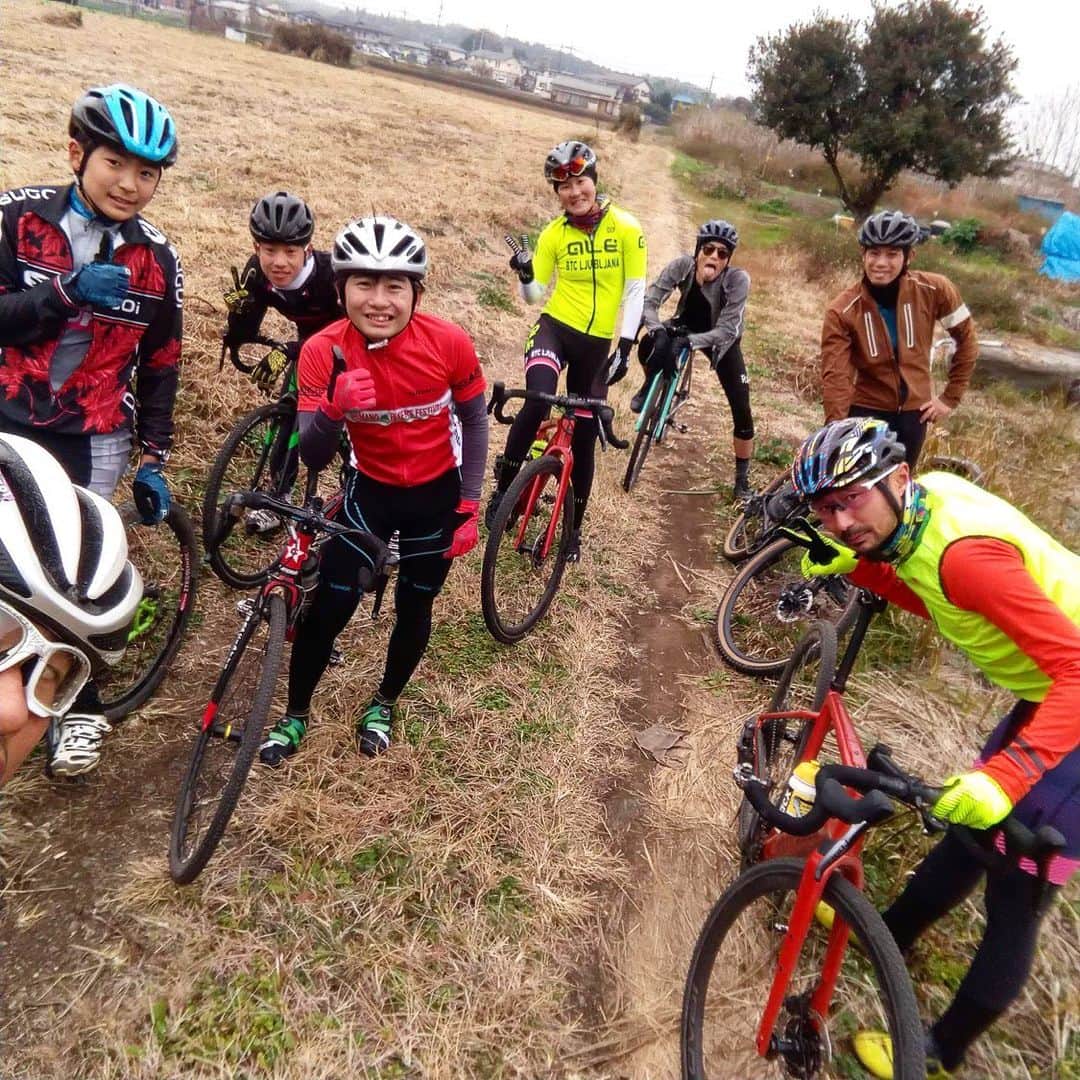 與那嶺恵理のインスタグラム：「Ride on gravel 🤘🏻& Say cheeeeese 😁 . . Had really nice time on&off bike with Mikami-san family&friends ☺️ They are always there nothing change & one of my starting point for cycling 🚴🏻‍♀️  . . Thanks @kazu3up family always welcome us☺️ #今日のエリさん　#gravelride」