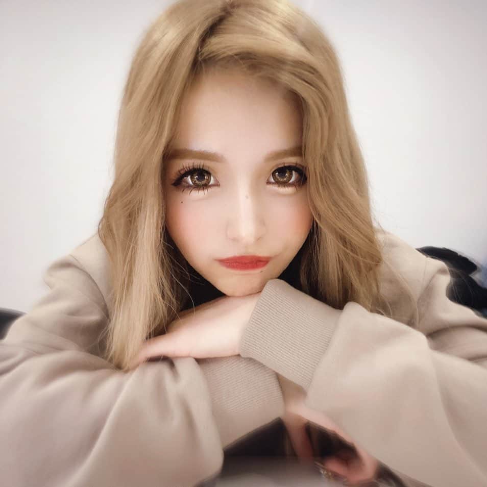 アンジェリカのインスタグラム：「❤︎マツエクとアートメイクについて〜🎶 . ２回目のアートメイク行ってきたよ～🐵💖 @artmake_by_tokyoaceclinic   超イイ感じじゃない？？？ 自分で眉毛書くのとか難しいよーって子とかに まじでオススメ🥰 色も好きな色にしてくれるから眉マスカラ要らなくなるYo✌🏿✌🏿 担当は松井さん🥰 . マツエクは、 いつも通ってる @eyelash_chrissie で♥ 今回の詳細👇🏻💜  ▫️ボリュームラッシュ130束 ▫️SC.SC.Jカール ▫️12.14.12ミリ ▫️下　9ミリ　50本 だよん♥  #artmake_by_tokyoaceclinic #tokyo_ace_clinic #matsui_tokyoace #アートメイク  #マツエク」