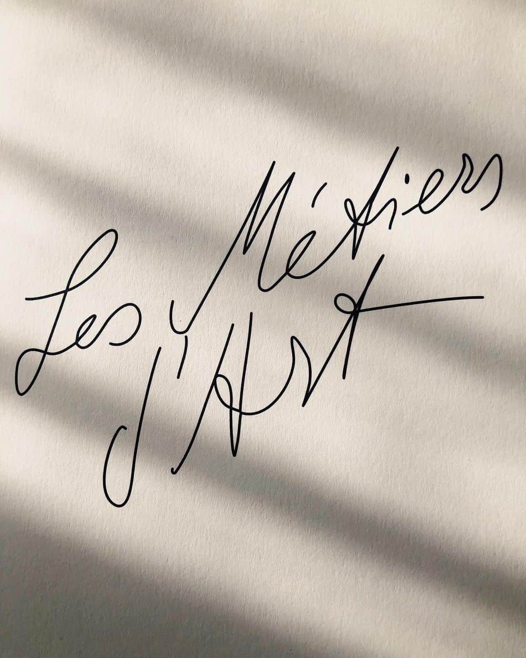 アリス・ガオのインスタグラム：「in celebration of today’s @chanelofficial métiers d’art show, a look back at my visit to several of the ateliers and the humbling amount of work that go into these pieces. [an ode to artisans’ hands]」