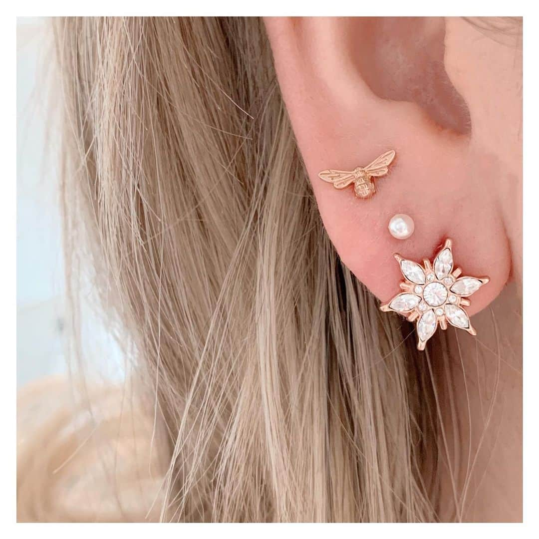 Olivia Burtonさんのインスタグラム写真 - (Olivia BurtonInstagram)「An OB ear party ❄️ #MyOliviaBurton #NewEarrings #IceQueen #GiftIdeas #HintHint」12月3日 21時42分 - oliviaburtonlondon