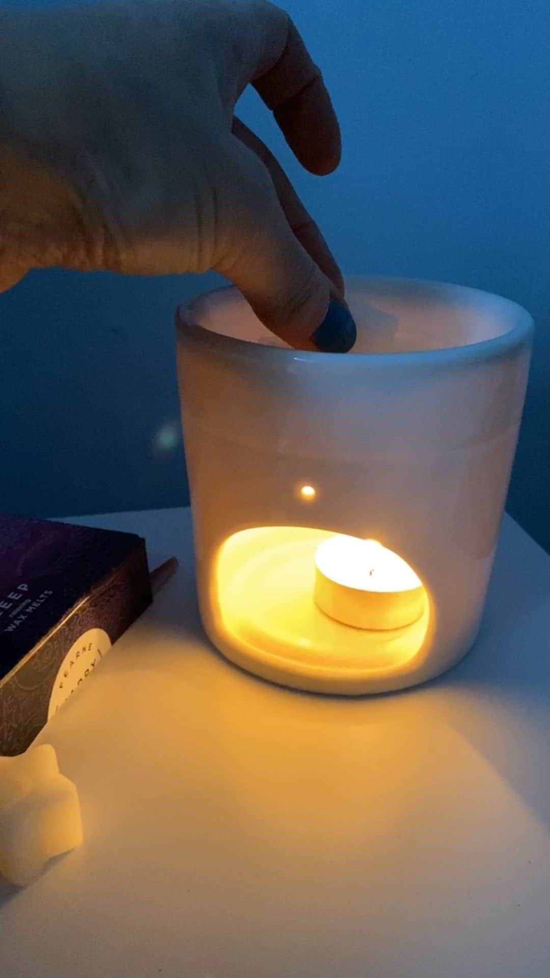 ファーン・コットンのインスタグラム：「On this rainy, cold day I’m burning my @happyplaceofficial  wax burner with Sleep scent. It’s a new edition to the collection for 2020  and it smells LUSH! All vegan and cruelty free and with no plastic in the packaging what’s so ever. All card made from recycled card and fully recyclable. Available at @bootsuk in store or online. I have zero energy today so trying to rest (which I’m AWFUL at) pre school run. Happy Thursday to you 🕯#ad」