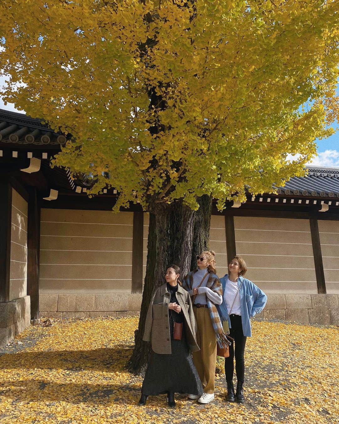 のインスタグラム：「🍁 o m o i d e 🍁 ぎゅ〜っっっと詰め込んだら わっちゃわちゃになったww😂🧡  和と秋をいっぱい感じて〜 大すきな人達と旅して〜 2020年の大切な思い出✌️💕🌈  #京都 #旅の思い出」