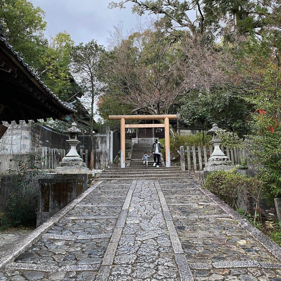 横山雄哉さんのインスタグラム写真 - (横山雄哉Instagram)「京都ぶらり。  動物園と今宮神社に行きました。  Jr.は動物よりも 園の真ん中の池に 石投げる事に集中してた。  神社では 財布の中の小銭を 鷲掴みにしてお賽銭箱に ぶん投げた。笑 500円玉２枚は見えた。 止めれなかった。笑  その分いい事ありますよーに😂  #横山雄哉 #京都市動物園  #今宮神社 #煉獄杏寿郎 #パクセロイ#すべった」12月3日 21時44分 - yuya_yokoyaaaman