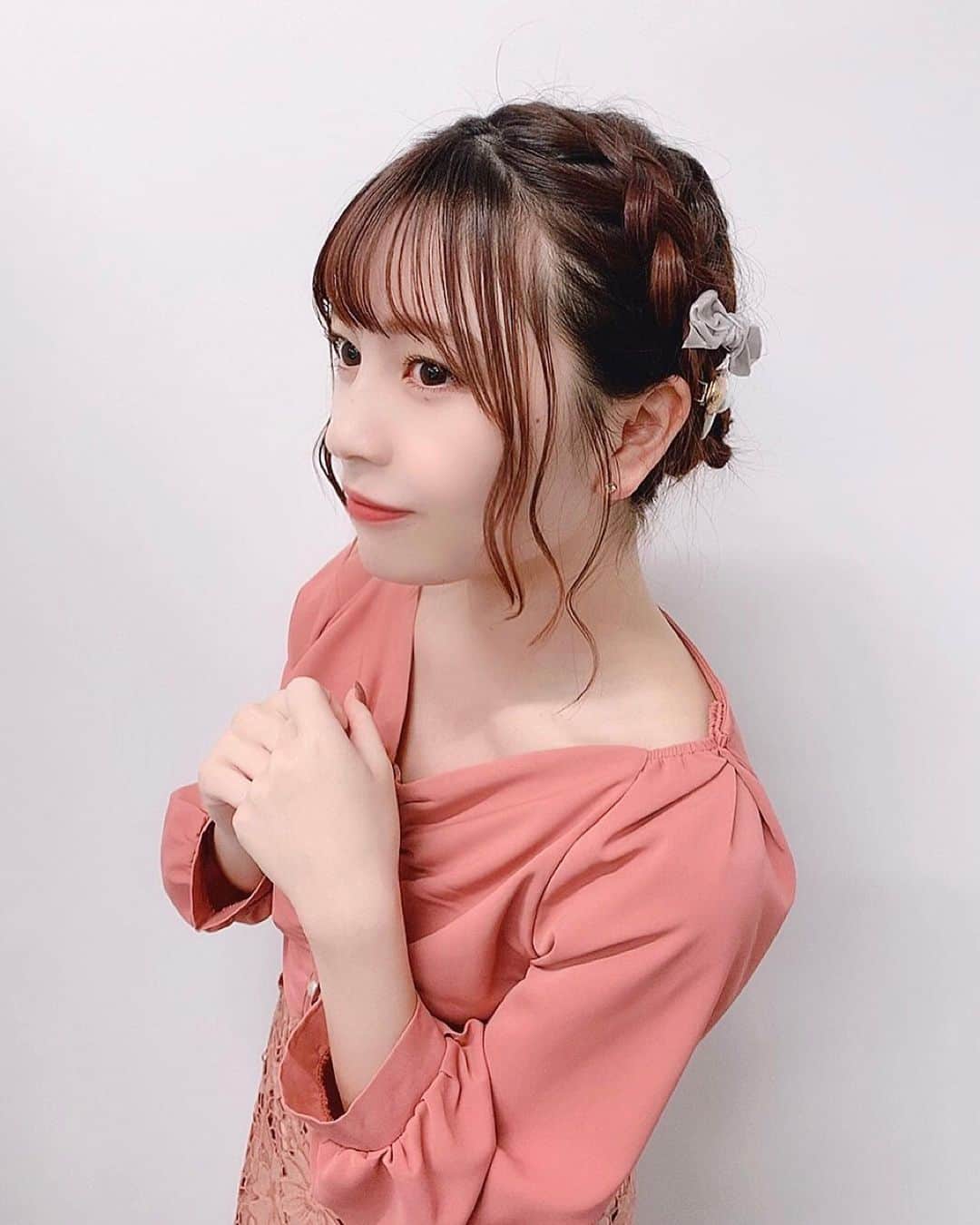 廣川奈々聖のインスタグラム：「この間のライブで着てた衣装〜🐇❤︎﻿ ﻿ ﻿ 衣装かわいいし、ヘアアレンジも可愛い感じにしてもらって﻿ 着たの一瞬だけだったの切ない﻿ ﻿ ﻿ ﻿髪のリボンは私物〜¨̮ ﻿ ﻿ ﻿ ﻿ ﻿  ﻿#衣装#まとめ髪アレンジ#アップスタイル#ヘアアレンジ#編み込みアレンジ#myfavorite#styling」