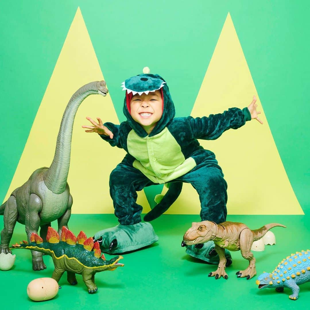 榮樹実さんのインスタグラム写真 - (榮樹実Instagram)「. 先日撮って頂いた、息子恐竜さん🦖💕📸 . . オープンしたばかりのスタジオ @soy.photostudio さんにて👏🏻 . 武蔵新田駅から徒歩1分のこちらのスタジオ、 シンプルでかっこいい写真はもちろんですが、 息子みたいに好きなものを持ち込んだり、テーマを決めて撮影もしてくださいます🥰 . . 息子は5歳の誕生日プレゼントの恐竜たちと、 自分も恐竜になりきって🦖💕 . お世話になっているカメラマンさんが背景にもこだわってくださり、さらにはプテラノドンを飛ばしたり😳👏🏻 （インスタの構造上📸切れちゃうんですが、スタジオの公式サイトに載せて頂いています🥰） . . 息子、いつになく楽しそうに撮影していて すごく良い5歳の記念写真になりました🥺❣️ . . 年賀状用の撮影会や出張撮影などもされているそうなので、是非スタジオ探してる方は覗いてみてください☺️ @soy.photostudio  . .  #5歳男の子 #5歳記念 #記念写真 #恐竜 #恐竜好き #恐竜好きな息子 #スタジオ撮影 #誕生日写真  #プレゼント #5歳プレゼント #ブラキオサウルス #ティラノサウルス #男の子ママ #キッズモデル」12月3日 21時45分 - jumisakae
