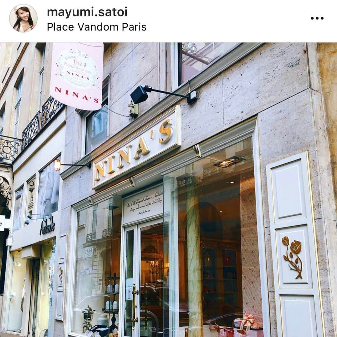 里井真由美さんのインスタグラム写真 - (里井真由美Instagram)「🇫🇷フランス発祥 人気の紅茶「ニナスNINAS マリーアントワネットティー」と 紅茶を使った 限定コラボスイーツでございます〜 @ninasmarieantoinette   マリーアントワネットのお誕生日(11/2)を祝った期間限定スイーツ♡  高島屋日本橋s.c.本館「ル・カフェ・ジョエルロブション」で12/18までいただけます🌹 @takashimaya_nihombashi   パフェは、紅茶「ヴェルサイユ ローズヌーヴォー2020」のパンナコッタが ぷるぷるでおいしい♡  フランボワーズのジュレとライチのソルベが香り良いです〜♡トップにルビーチョコレートがふんわり香ります  🌹スワンに見立てたパブロヴァパフェ」は 目の前でソースがかかり、サクサクのメレンゲとアイスと一緒に。食べるごとにうっとり気分になれるスイーツです  マリーアントワネットティーとセットで、可愛いNINASのトートバッグも付いてきますよ♡  3人で ♡ しほりんから、お誕生日近いゆうちゃんと一緒にお祝いしていただきました🌹🎁 マリーアントワネットさんのお誕生日お祝いしながら、自分も祝って貰えるなんて 嬉しい🙇‍♀️🌹✨✨ お招き感謝でございます🙇‍♀️  🇫🇷パリの思い出画像 パリでもNINAS伺いました。 店内も可愛くてスイーツもおいしくて 夢見心地になれる空間♡ まてパリ行きたいなぁ🇫🇷🇫🇷🇫🇷  ■商品情報 「バラの香りが広がるデザートとニナスの紅茶セット」 期間：2020年11月1日（日）〜2020年12月18日（金） 場所：ル カフェ ドゥ ジョエル・ロブション 日本橋髙島屋S.C内 住所：東京都中央区日本橋２丁目４−１ 髙島屋S.C.2階 TEL：03-5255-6933 営業時間：10:30～19:30  #ninasmarieantoinette  #NINAS#ニナス#紅茶#フランス紅茶#マリーアントワネットティー#マリーアントワネットの世界観 #ジャンナッツ #ルカフェドゥジョエルロブション #ジョエルロブション#里井真由美#フードジャーナリスト里井真由美 #里井ワグリーナ真由美 #ワグリーナ真由美 #ワグリーナ#ありが糖運動」12月3日 21時46分 - mayumi.satoi