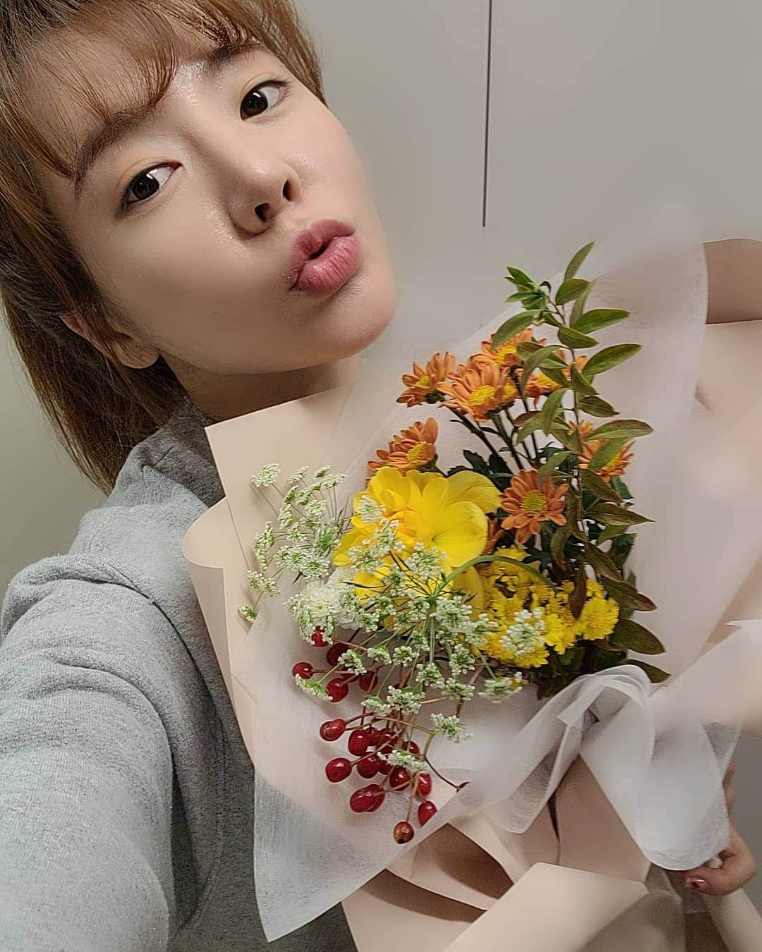 サニー のインスタグラム：「수험생 여러분!! 힘든 환경 속에서도 누구보다 노력하며 끝까지 최선을 다한 당신들이 자랑스럽습니다!!!! 오늘 하루 고생 많으셨고! 긴장과 걱정을 내려놓고 고생한 스스로에게 따뜻한 격려를 보내주세요!! 오늘은 부디 마음 편한 밤이 되셨으면 좋겠습니다~ 수고하셨습니다!!!!!!!! 최고다잉~!!!! 잘했다!!!!!! 고생했다!!!!!!!!!! 토닥토닥!!!!!!!!!! 궁디팡팡!!!!!!!!!!!!!!!!!♡♡」