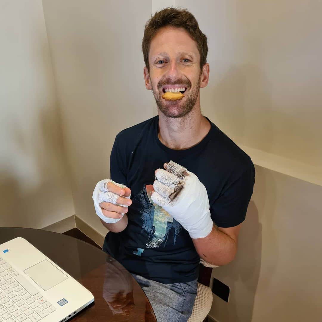 ロマン・グロージャンのインスタグラム：「Eating a biscuit made by my kids.  Price: NONE  Happiness level : super hyper mega high ❤❤❤❤❤」