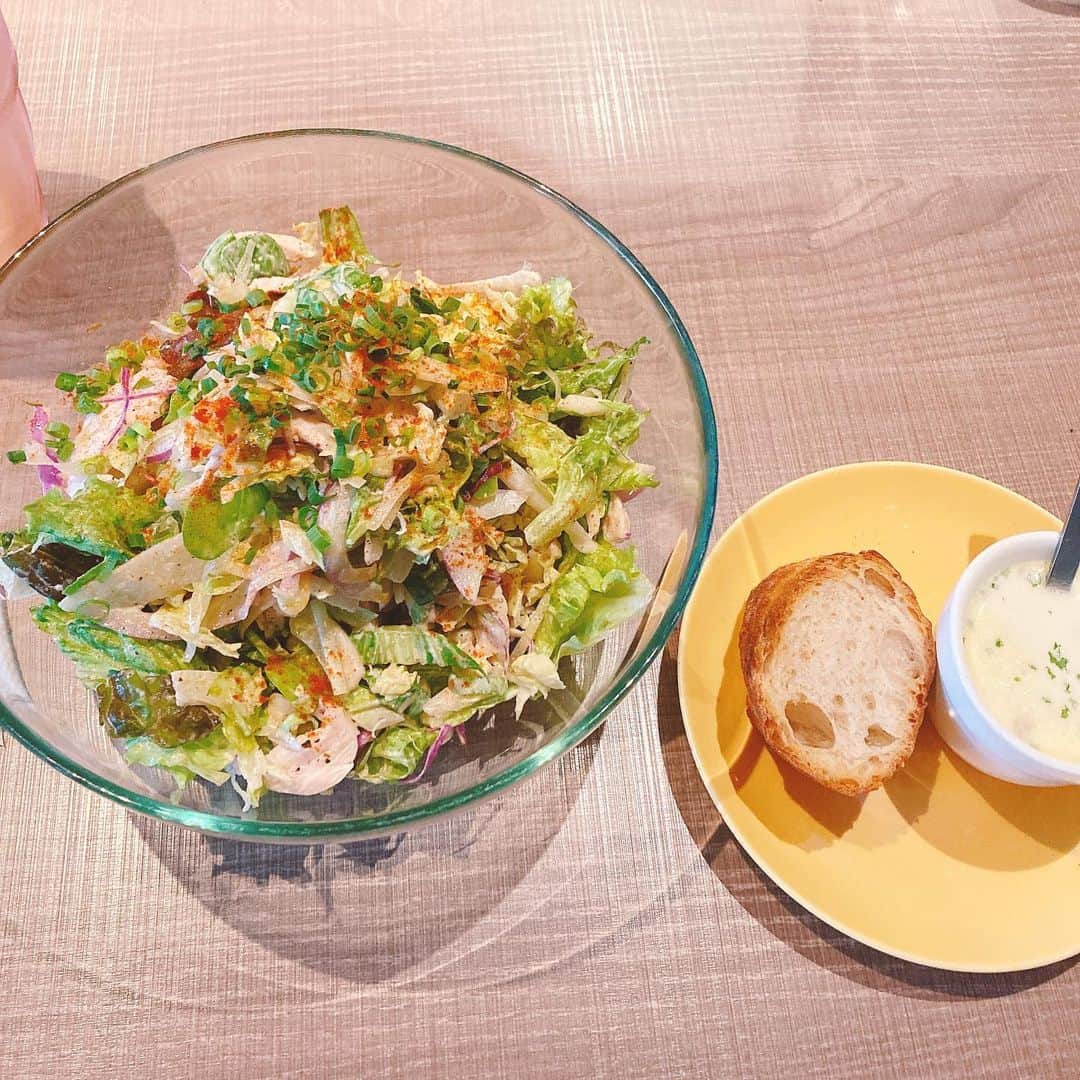 星野みちるのインスタグラム：「いつの日かランチで食べた、チャイニーズチキン。 初めて頼んだけど、こんなに山盛りサラダくると思わなかった、、！！ 体にいい気がしたよ(^｡^) #サラダ　#salad  #ランチ　#lunch  #チャイニーズ　#チャイニーズチキンサラダ  #山盛り」