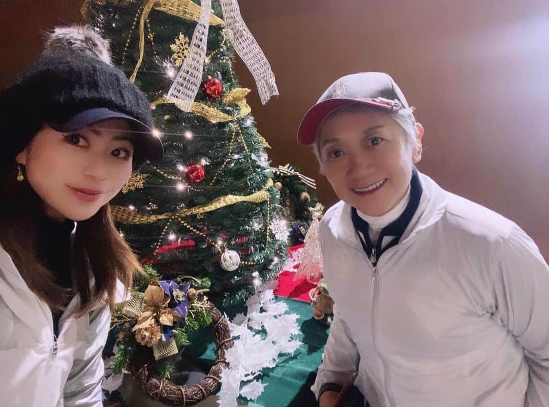青木茉里奈のインスタグラム：「どこのゴルフ場もクリスマスツリーが飾られていて綺麗..🎄 _ _ _ _ _ _ _ _ _ _ _ _ _ _ _ _ _ _ _ _ _ _ _ _ _ _ _ _  #golf #ゴルフ場 #クリスマスツリー」