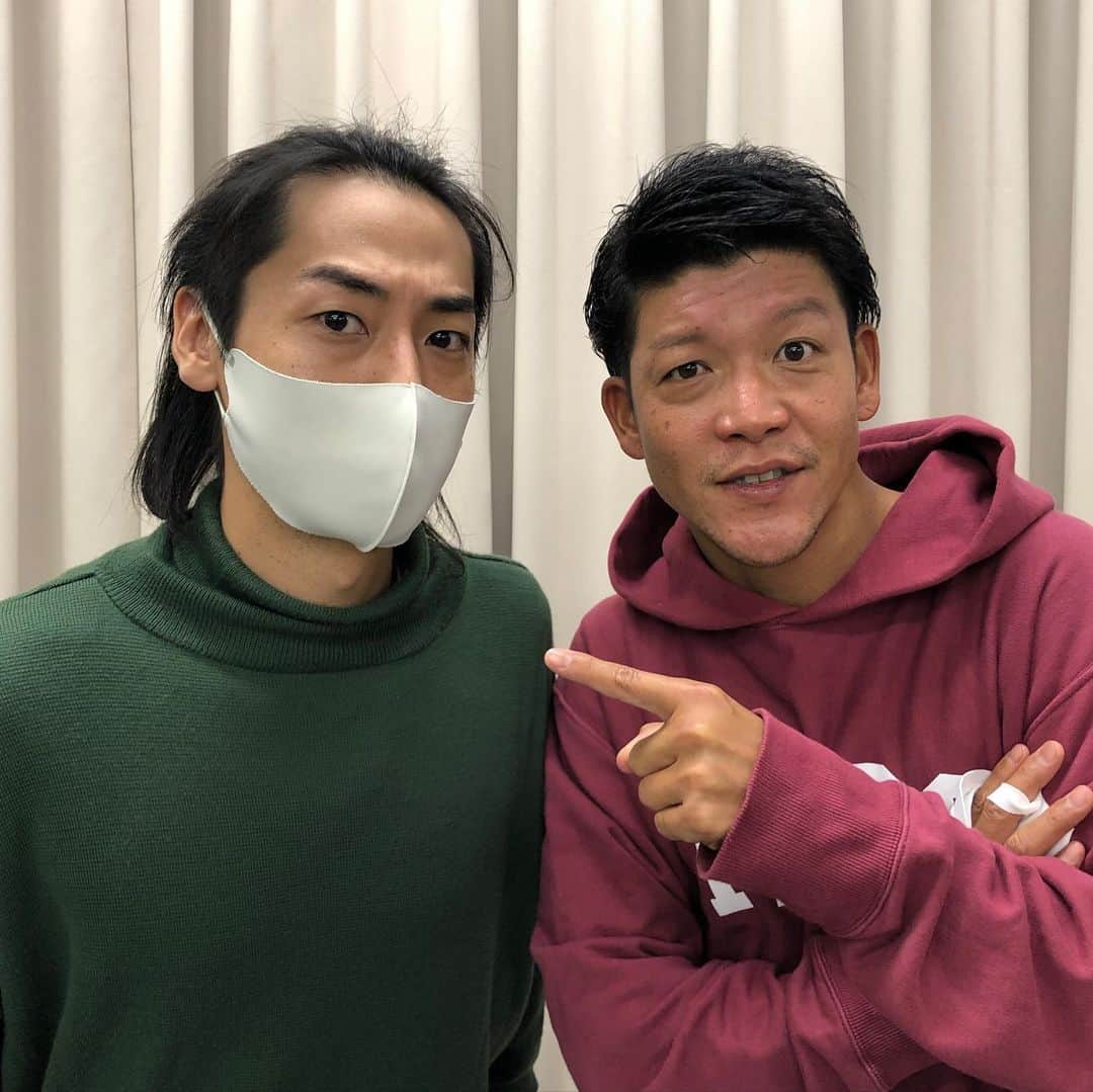 駿河太郎のインスタグラム：「誠治に服あげました お古やけど…😂  ちゃんと着てくれる😭  本日の稽古も楽しかった〜‼️」
