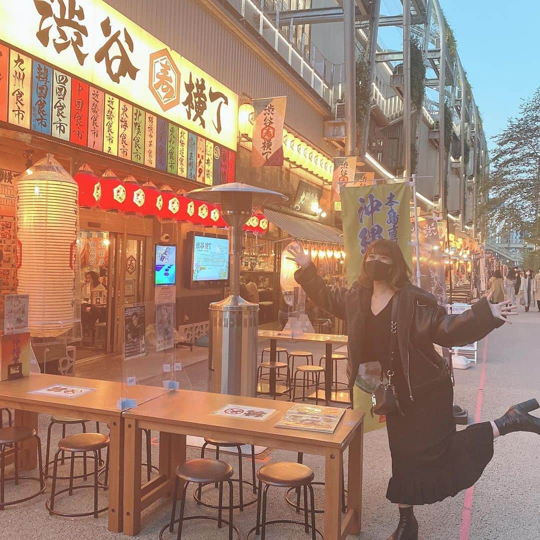 篠原栞那のインスタグラム：「‪‪❤︎‬ まるで #渋谷横丁 行ってきたかのように写真撮ってきたけど、入店を諦めた日。笑  今度ゆっくり行きたいな～😙💓」
