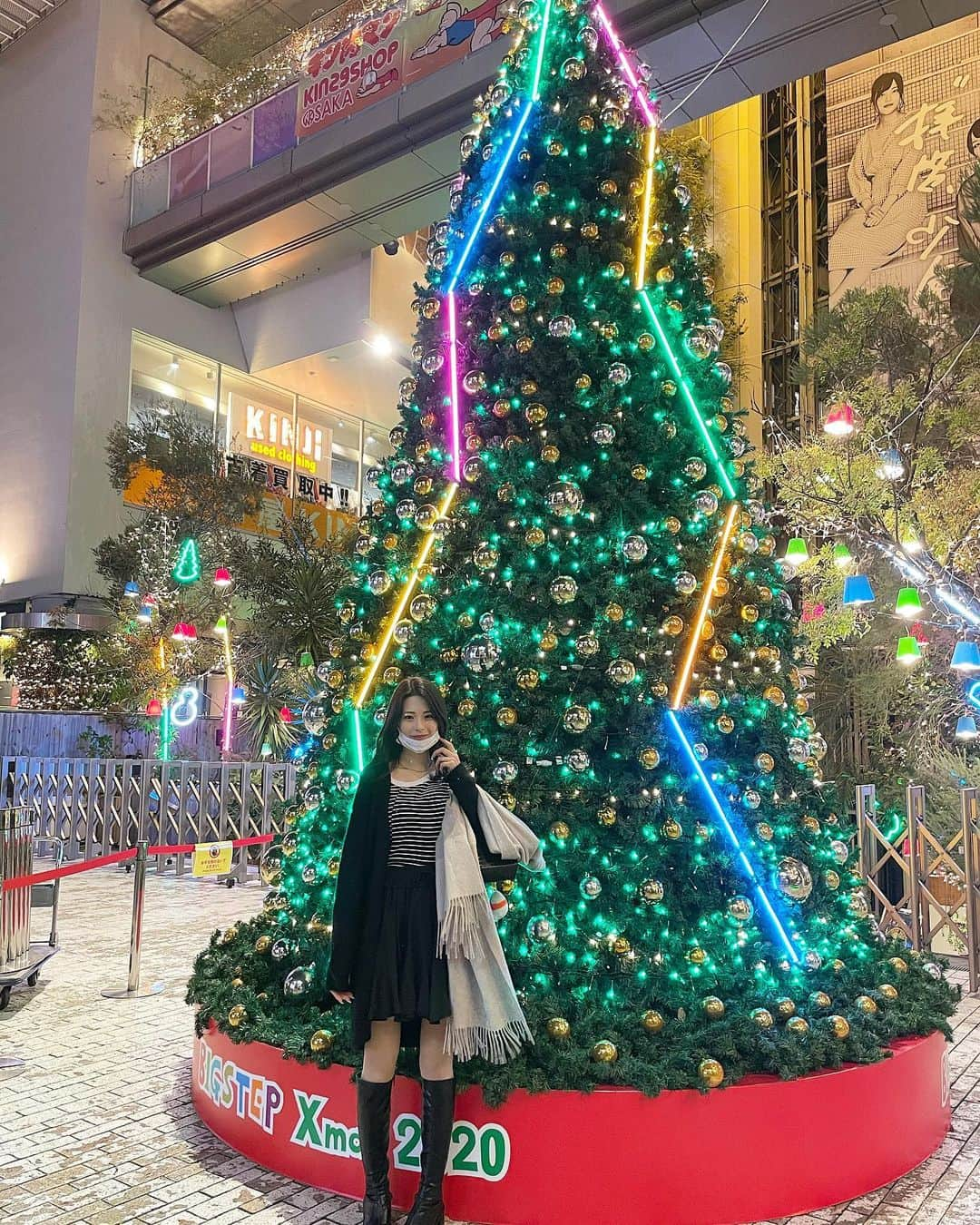 川崎ひかるさんのインスタグラム写真 - (川崎ひかるInstagram)「✨♥️🎄 . . 大阪遠征のときの💕 今年はクリスマスにライブあるかな🤭💭🎅💕🎁 . . . . .  #暗髪 #前髪アレンジ #前髪カット #前髪なし #前髪かきあげ #前髪アレンジ #ミディアム #ミディアムヘア #ミディアム巻 #ロングブーツ #全身コーデ #コーデ #アイドル #われプワ #東京 #大阪 #クリスマス #クリスマスツリー #イルミネーション #大阪イルミネーション #japanesegirl  #idol #japaneseculture #fff #followforfollowback #like4likes #like4follow #selfie #daily #dailylook #ootd」12月3日 21時54分 - hikaru._.1206