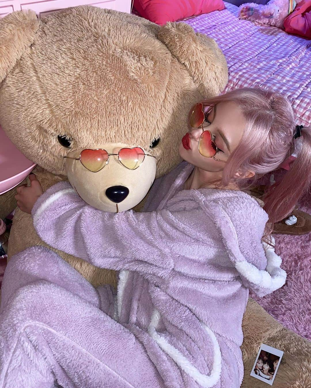 Elina 엘리나 (エリナ) さんのインスタグラム写真 - (Elina 엘리나 (エリナ) Instagram)「Say hi to my friend🐻 안녕 내 친구 곰돌이랑 커플 선글라스 꼈어💗」12月3日 21時55分 - elina_4_22