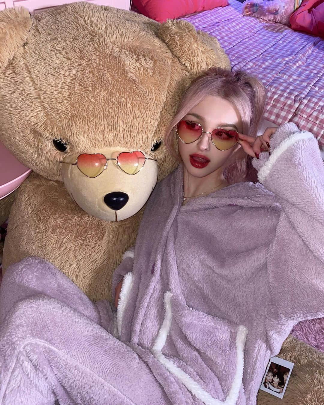 Elina 엘리나 (エリナ) さんのインスタグラム写真 - (Elina 엘리나 (エリナ) Instagram)「Say hi to my friend🐻 안녕 내 친구 곰돌이랑 커플 선글라스 꼈어💗」12月3日 21時55分 - elina_4_22