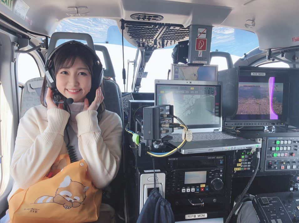 山﨑加奈さんのインスタグラム写真 - (山﨑加奈Instagram)「・ 2度目のヘリコプター🚁 元旦に、ヘリコプターから富士山の初日の出を中継するお仕事があるので、それに耐久できるか練習で乗ってきました💁🏻‍♀️ 三半規管ある？ってぐらい酔わなくて安心☺️ 逆に楽しくてこの顔😊 ・ #静岡放送 #アナウンサー #女子アナ #ヘリコプター #気分はバチェロレッテ #富士山　#初日の出　#中継 #みてね  #山﨑加奈」12月3日 21時56分 - kana_yamazaki_sbs