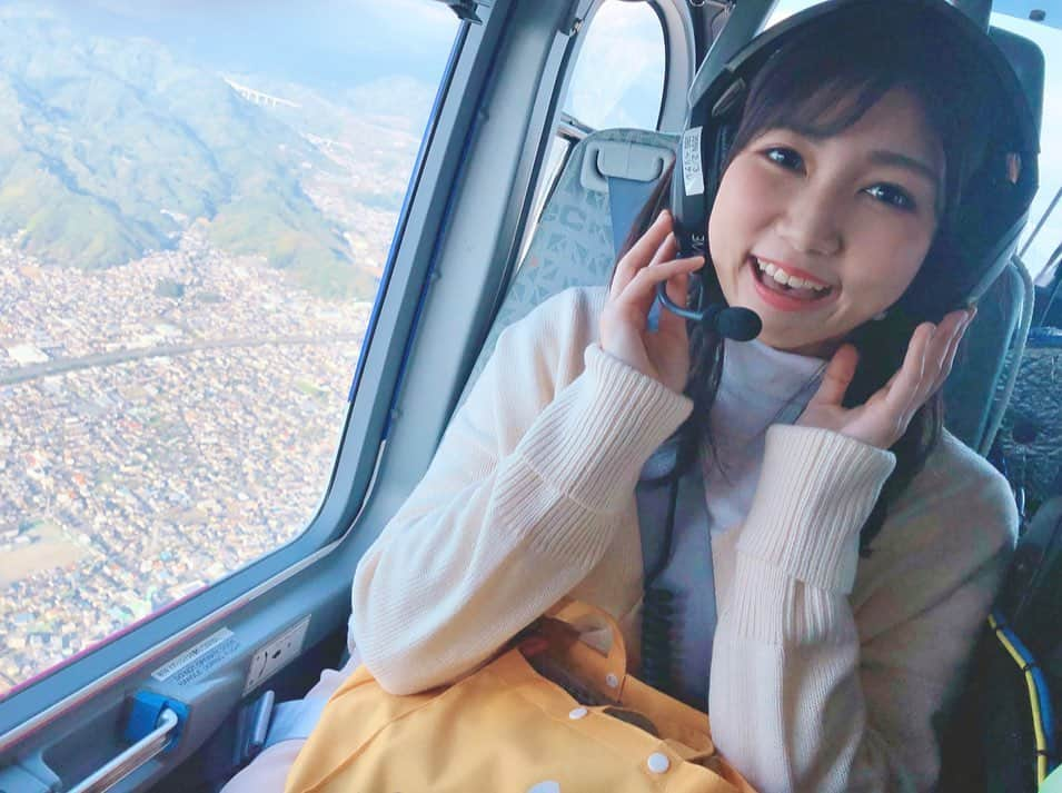 山﨑加奈さんのインスタグラム写真 - (山﨑加奈Instagram)「・ 2度目のヘリコプター🚁 元旦に、ヘリコプターから富士山の初日の出を中継するお仕事があるので、それに耐久できるか練習で乗ってきました💁🏻‍♀️ 三半規管ある？ってぐらい酔わなくて安心☺️ 逆に楽しくてこの顔😊 ・ #静岡放送 #アナウンサー #女子アナ #ヘリコプター #気分はバチェロレッテ #富士山　#初日の出　#中継 #みてね  #山﨑加奈」12月3日 21時56分 - kana_yamazaki_sbs