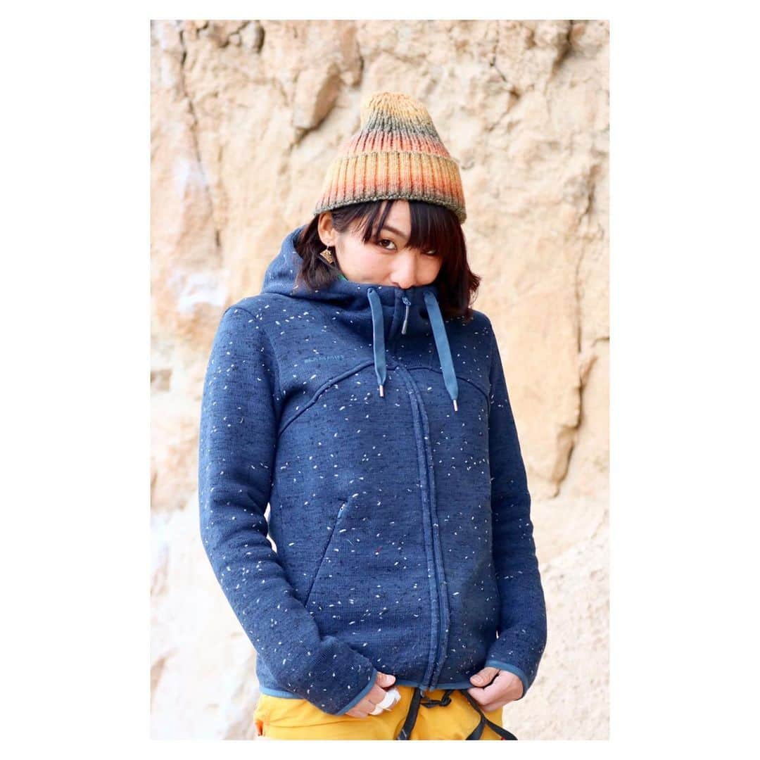 小林由佳さんのインスタグラム写真 - (小林由佳Instagram)「Makes me warm that one of my favorite Hooded Jacket❄︎ Also It's usefull for hide my facial expression🙂☹️✌︎  岩場で欠かせないあったかアイテムのひとつ フリース❄︎♨︎ 大きめフードと高めの首もとなので 表情豊かなワタシ(?)には 笑っちゃいそうなときも、怒ってるときも、悪巧み考えてるときも← 普通を装うのに便利なアイテムです🙂☹️笑  ▷MAMMUT Chamuera ML Hooded Jacket  @mammut_japan   #MAMMUT #AngryorSmiling #🙂☹️ #モコモコ起毛インナー #山では嬉しいジップ付きポケット #お米じゃなくてオールオーバープリントだから」12月3日 22時04分 - yuca_tan