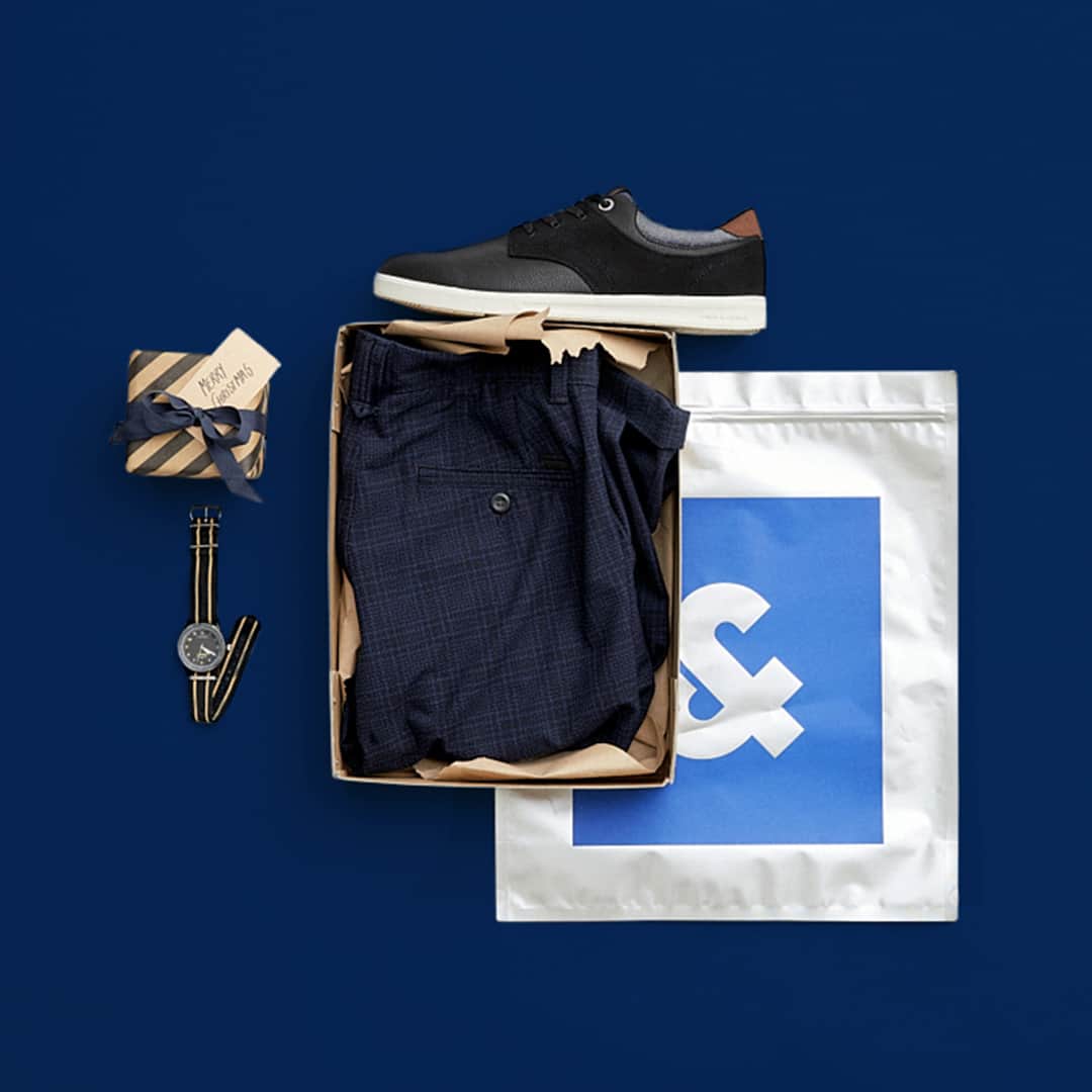 ジャック&ジョーンズさんのインスタグラム写真 - (ジャック&ジョーンズInstagram)「Long gone are the days when he’d hand you a handwritten list of the things he wanted for Christmas. Enter the days when this gift-giving starter pack checks all boxes for pretty much all men ✅ #jackandjones」12月3日 21時58分 - jackandjones