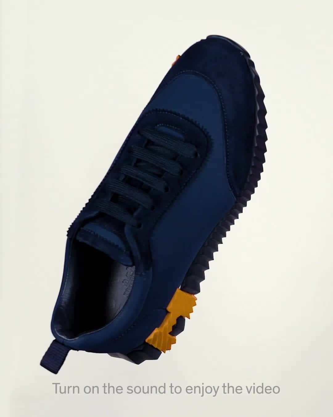 のインスタグラム：「Feet to the beat.   #ListenUp #TalkToTheFeet #BouncingSneaker  #Hermes #HermesInterludes  Video by @giovannisample & @guillaumedelaperriere」