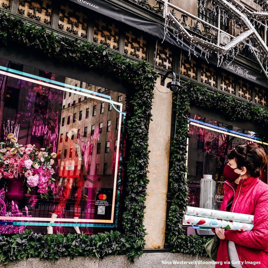 ABC Newsさんのインスタグラム写真 - (ABC NewsInstagram)「Holiday window displays in New York, U.S. as end of year shopping sales reportedly remain strong. #holidayseason #shopping #christmas」12月3日 22時00分 - abcnews