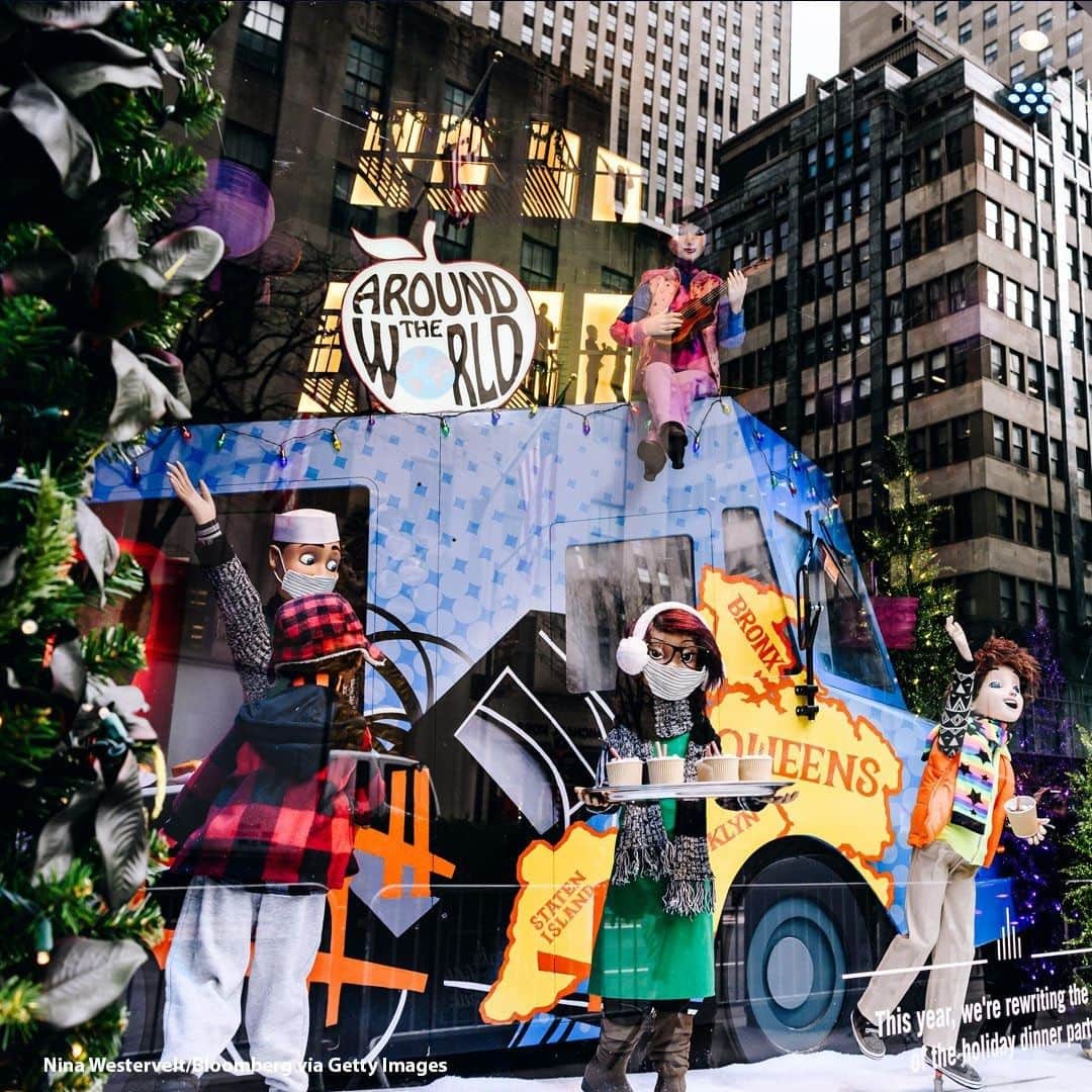 ABC Newsさんのインスタグラム写真 - (ABC NewsInstagram)「Holiday window displays in New York, U.S. as end of year shopping sales reportedly remain strong. #holidayseason #shopping #christmas」12月3日 22時00分 - abcnews