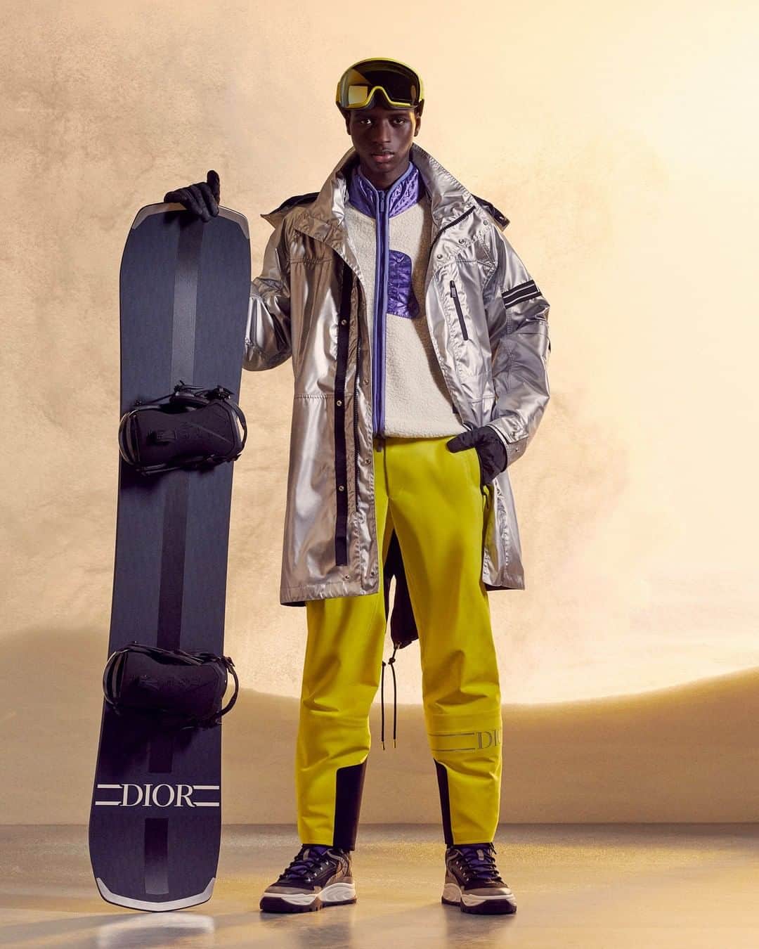 クリスチャンディオールさんのインスタグラム写真 - (クリスチャンディオールInstagram)「The new #DiorSki men capsule designed by @MrKimJones comes in palette of refined and luminous colors inspired by Japanese vintage trends. Co-created with the winter sports specialists @Descente_Allterrain, @Ak.Ski and @POCSports, the line boasts a wealth of Dior detailing, from the #DiorOblique motif linings to the bold logo that appears on pieces from ski pants to snowboards and helmets. The high-performance characteristics are combined with a focus on comfort and flexibility, prioritizing protection and lightness for a relaxed and resolutely contemporary impact. Now exclusively available in a selection of Dior boutiques, pop-ups and pop-ins worldwide. © @Brett_Lloyd」12月3日 22時00分 - dior