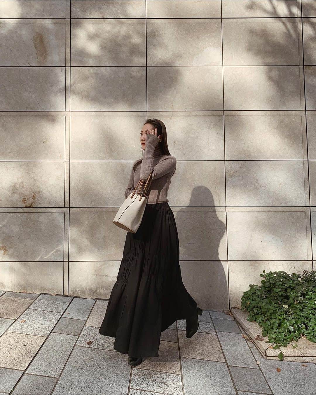 小川陽香のインスタグラム：「この前の私服🦦 ㅤ お気に入りのスカート☝🏻💕 くしゅくしゅってなってて可愛いいい🤦🏼‍♀️ @rustal_official のもの🤍 ㅤ 撮り忘れたけどブラックのアウターで ブラックコーデの日でした♥︎ ㅤ knit @lagunamoon_com  boots @adametrope  ㅤ ㅤ #ootd #code #fashion #rustal #lagunamoon #adametrope #ファッション #コーデ #カチューシャ #私服コーデ #私服 #155cmコーデ #155cm」