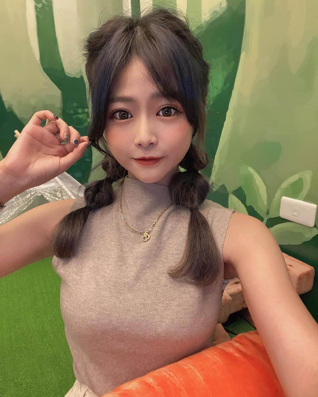 徐薇涵（Wei Han Xu）のインスタグラム：「活動前去找bo寶護髮兼做造型❤️ 這次用了一個很猛的護髮 即時性又能維持柔順感💦 摸起來就像絲綢般滑順呀 哈哈哈 我好浮誇 但真的很厲害啦🤣 還獲得可愛的髮型😛  💇🏻‍♀️ @hollyhairtw @yn__83   #holly高光微整系統修護」