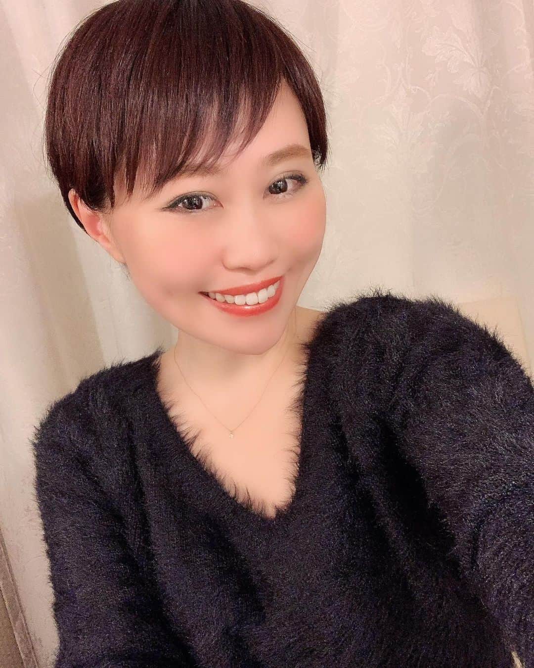 Karinのインスタグラム：「AimerliliaメンテナンスDAY❤️ もう5年くらい通い続けている@aimerlilia✨ 色んな整体を試したけど、1回の施術で「わ❗️凄い❗️」と思って、それ以来は欠かせなくなってます✨小顔になるし、浮腫も取れて足も細くなるし、首や肩のコリも取れて頭も軽くなってスッキリ✨担当の新井さんと、とにかく喋って心もスッキリ✨歌は身体が楽器なので、これからも自分の身体と向き合いつつ、健康で良い声を出せるようにしていきたいです😊  #エメリリア #エメリリアビゼ #美容 #美容整体 #aimerlilia #メンテナンス #メンテナンスday」
