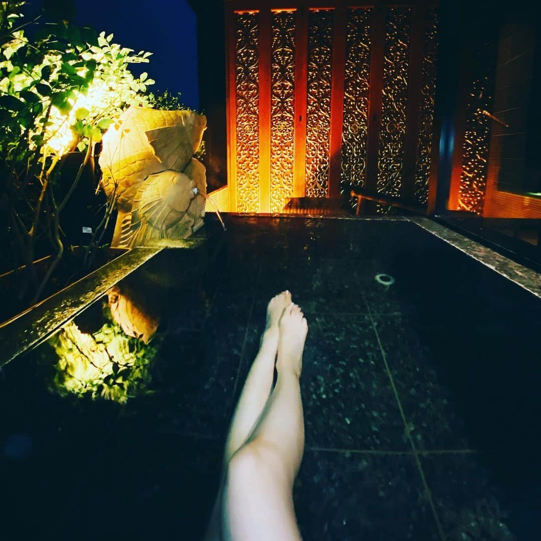 森下悠里さんのインスタグラム写真 - (森下悠里Instagram)「@hakoneairu  箱根のオススメ宿💙 - バリ風の可愛い館内 2階には小さなアクアリウムが🐟🐠 水族館大好きな娘が夢中になって ここのコーナーで遊んでたよ💓 - ここ、お洒落バーになってるんだけど🍸🍹 私たちが行った時は貸切状態でした。 - 大浴場は朝と夜でまた違う雰囲気で 椰子の木やグリーンに囲まれて癒しの空間🌴 - お食事も広めの畳の個室でゆっくり出来るので 小さなお子様連れにも安心で優しいお宿です😌💓 - - - 質問コーナーやDMで沢山 オススメ宿を聞かれるけど ここでもポストしていくね💓 - オススメのポイントは 客室露天風呂があって お食事も個室かお部屋で。 子連れに優しく👶 お食事も美味しいところ 勿論、綺麗な館内とホスピタリティも 素晴らしいところ厳選💓 - 旅行マニアなので色々オススメのとこ ポストしていきます💓 - 箱根、藍瑠はスタッフさんも親切で 一休からの予約だとレイトチェックアウトとか 特典が色々あったよー✨✨ - - 今週はまた大分に💓 - #familytime #familytrip #子連れOK #オススメ温泉宿 #客室露天風呂 #kidsfriendly」12月3日 22時07分 - yuurimorishita