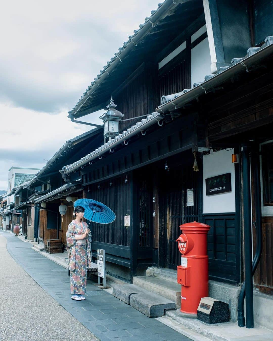 shabonさんのインスタグラム写真 - (shabonInstagram)「* . . . . . 岐阜市のフォトツーリズム事業、 岐阜市×東京カメラ部 @tokyocameraclub の取り組みで、岐阜市内のフォトスポットを 発掘、撮影、プロモーションに携わっています。 . 岐阜市の古い町並み「川原町」 こちらに和傘や着物レンタルのお店も あります。 情緒あふれる町並みが素敵です☺︎︎ . special thanks. @wagasa_casa （岐阜県和傘専門店） @organkimono @atsushi.k.photography  . . FUJIFILM X-T4 /  XF16-55mm F2.8 R LM WR XF50-140mm F2.8 R LM OIS WR . . . . . *  #igersjp #tokyocameraclub  #東京カメラ部 #photo_shorttrip #team_jp_ #GPW_members_only #as_archive #worldviewmag #lovers_nippon_portrait  #art_of_japan_ #daily_photo_jpn #jp_mood #ファインダー越しの私の世界 #japan_daytime_view #岐阜 #gifusta #岐阜市 #fujifilm_xseries #fujifilmxt4 #1x #moodygrams #hellofrom #川原町 #今日もx日和 #和傘 #着物 #photo_travelers #古い町並み」12月3日 22時08分 - shabon