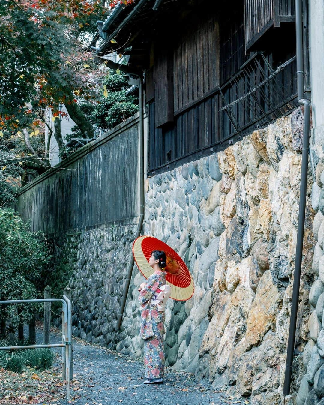 shabonさんのインスタグラム写真 - (shabonInstagram)「* . . . . . 岐阜市のフォトツーリズム事業、 岐阜市×東京カメラ部 @tokyocameraclub の取り組みで、岐阜市内のフォトスポットを 発掘、撮影、プロモーションに携わっています。 . 岐阜市の古い町並み「川原町」 こちらに和傘や着物レンタルのお店も あります。 情緒あふれる町並みが素敵です☺︎︎ . special thanks. @wagasa_casa （岐阜県和傘専門店） @organkimono @atsushi.k.photography  . . FUJIFILM X-T4 /  XF16-55mm F2.8 R LM WR XF50-140mm F2.8 R LM OIS WR . . . . . *  #igersjp #tokyocameraclub  #東京カメラ部 #photo_shorttrip #team_jp_ #GPW_members_only #as_archive #worldviewmag #lovers_nippon_portrait  #art_of_japan_ #daily_photo_jpn #jp_mood #ファインダー越しの私の世界 #japan_daytime_view #岐阜 #gifusta #岐阜市 #fujifilm_xseries #fujifilmxt4 #1x #moodygrams #hellofrom #川原町 #今日もx日和 #和傘 #着物 #photo_travelers #古い町並み」12月3日 22時08分 - shabon