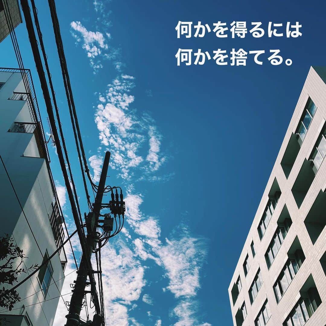 Yoshie Hamaさんのインスタグラム写真 - (Yoshie HamaInstagram)「時間も、お金も、行動も。 全て限りがある。 新しいものを得るには 今持っているものを手放す覚悟が必要だ。  #断捨離 #何かを得るには何かを捨てる #人生においても同じ #つぶやき美容師」12月3日 22時08分 - yoshihama0423