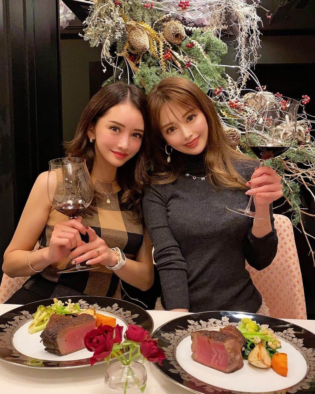 小川ももえさんのインスタグラム写真 - (小川ももえInstagram)「愛しのありたんと女子会🥰🔥 銀座にあるステーキ一宮さんに🎀 めーーーっっちゃ 美味しかった🥺❗️❗️✨✨✨  美女を眺めながらw美味しいお酒にご飯🍽高まりすぎて３時間があっという間😳❤️ 盛り上がりすぎて大変でした💕💕 本当に幸せな時間だったな…余韻がすごい🤤  #ステーキ一宮#一宮#銀座#銀座グルメ#ginza#銀座ディナー」12月3日 22時09分 - momoe_0406