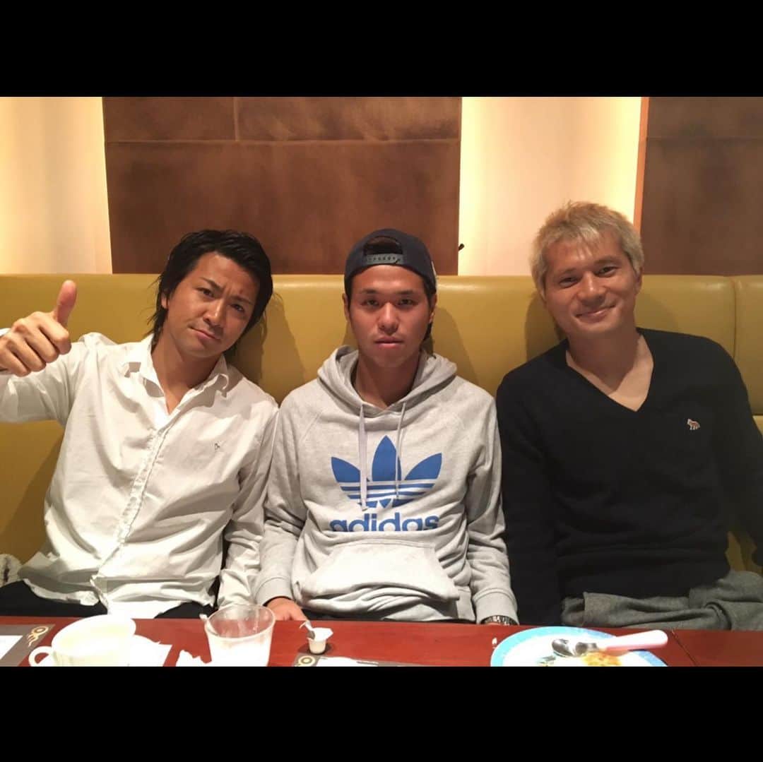 端戸仁のインスタグラム：「パンゾー君現役生活お疲れ様でした！  僕が言うのはおこがましいけどディフェンスの対人が強く攻撃も上手い間違いなくJリーグを代表するサイドバックだとマリノスにいた時から思っていました。 マリノスにいた時は毎週お昼ご飯を一緒に食べ会計をマチくんと3人で漢気じゃんけんで決め一喜一憂し（笑）、シーズンオフには自主トレで静岡や熊本にいったり、たくさん思い出があります。 家族も仲良くしてくれてありがとうございます！ また会えるのを楽しみにしてます😌」