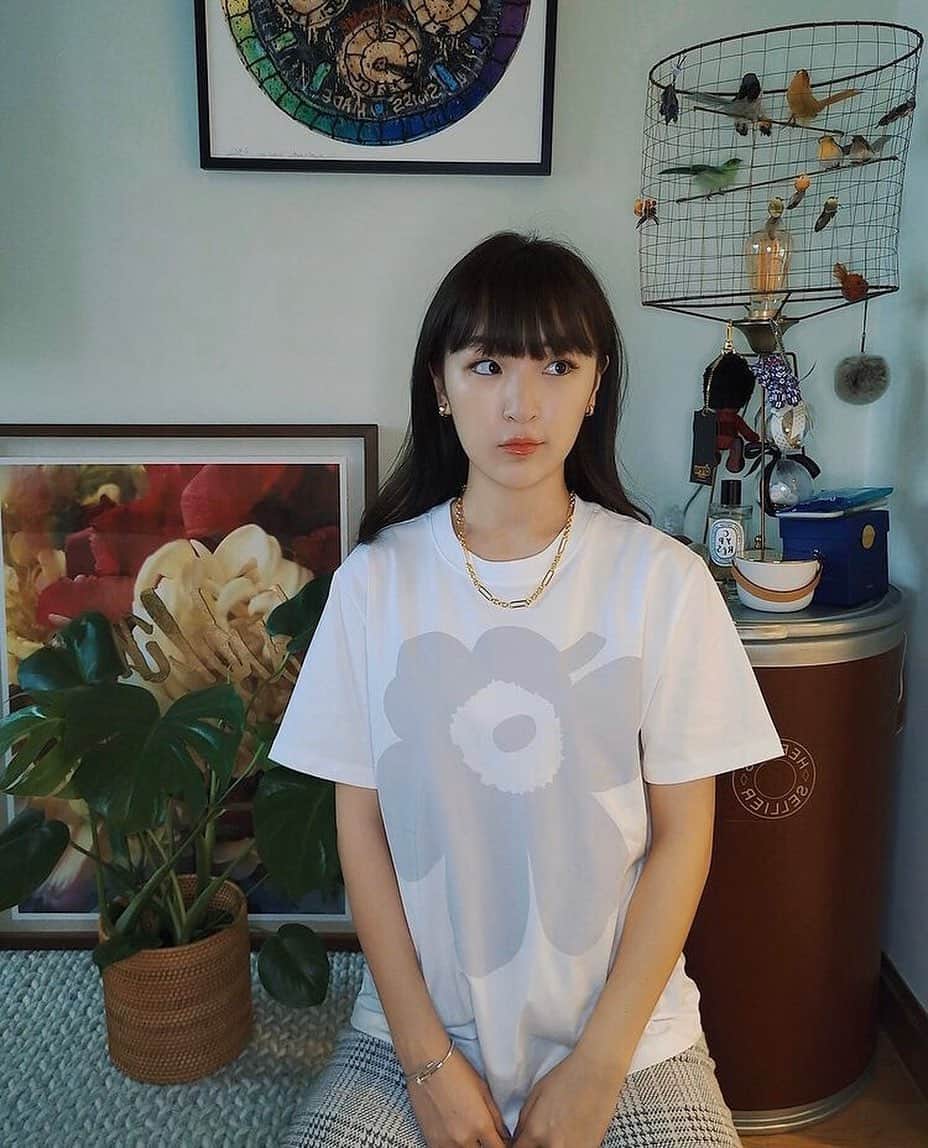 マリメッコのインスタグラム：「Let your everyday essentials bloom! @ingridlwong is wearing the Liuske Unikko placement t-shirt, available at marimekko.com and in-store. #marimekko」