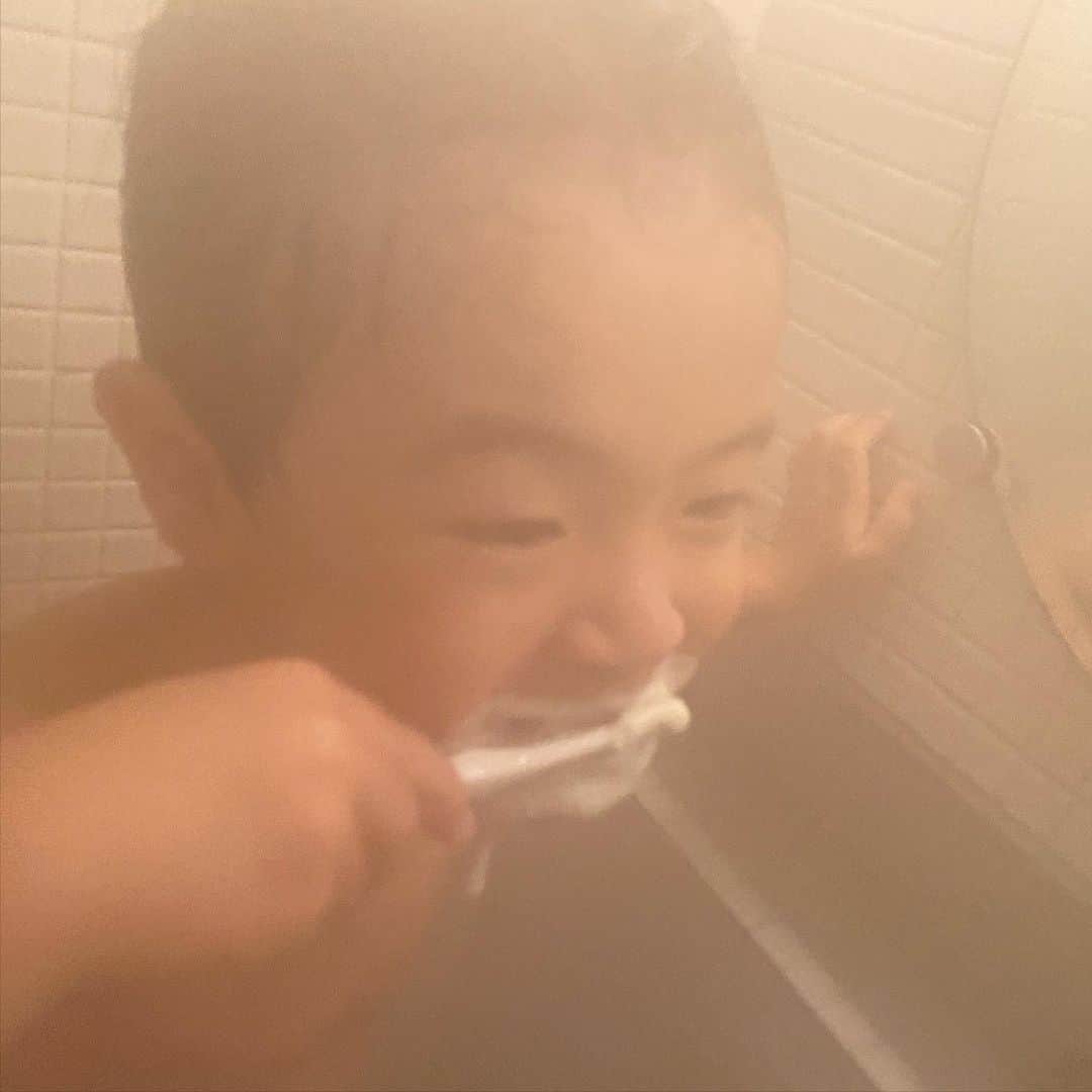 つるの剛士さんのインスタグラム写真 - (つるの剛士Instagram)「『#つるの家式_歯磨きを嫌がる子を必ず磨かせるメソッド 』←動画から月日が経ち、今ではすっかり。。  ご立歯！  #しゃっちょ #歯磨き　#🦷　#🪥　#仕上げは父 #パパは虫歯なし差し歯なし銀歯なし」12月3日 22時13分 - takeshi__tsuruno