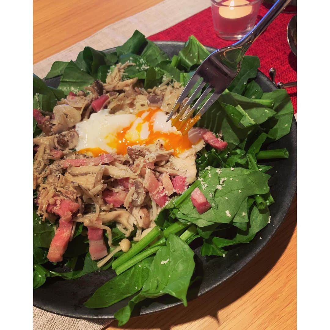 岡部麟さんのインスタグラム写真 - (岡部麟Instagram)「夜ご飯に、きのことほうれん草のサラダを作ってみた〜🍽✨ すごく良い感じー！美味しかった！」12月3日 22時22分 - beristagram_1107